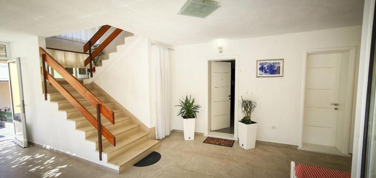 Deluxe Apartment F & M Tučepi Esterno foto