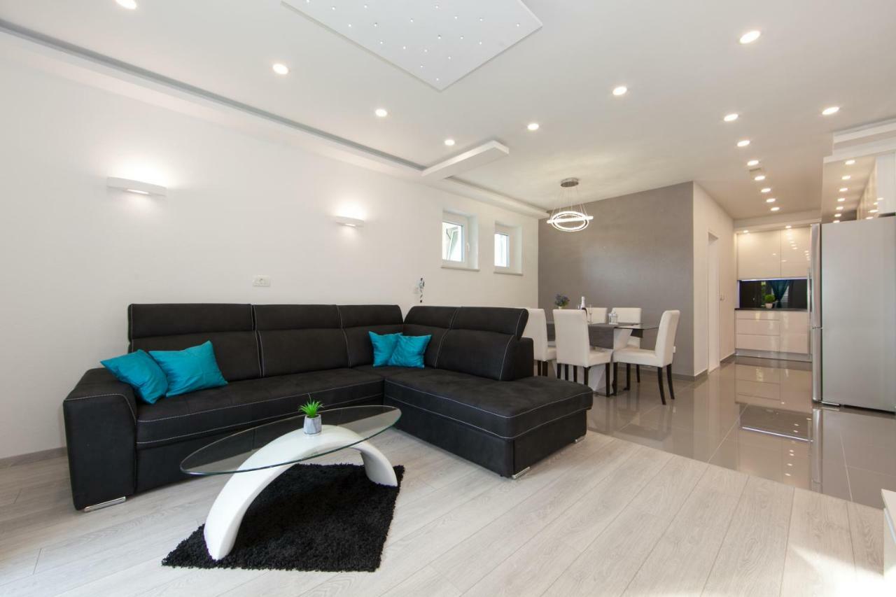 Deluxe Apartment F & M Tučepi Esterno foto